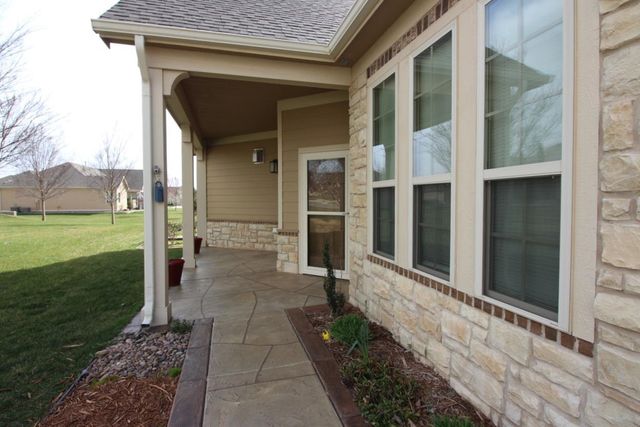 1009 E Cross Creek Pl, Derby, KS 67037