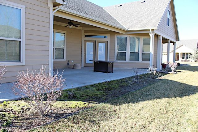 1009 E Cross Creek Pl, Derby, KS 67037