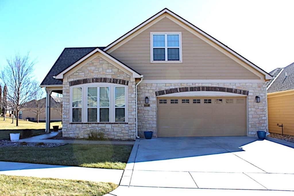 1009 E Cross Creek Pl, Derby, KS 67037