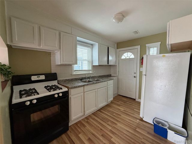 8209 Orchard Avenue, Warren, MI 48089