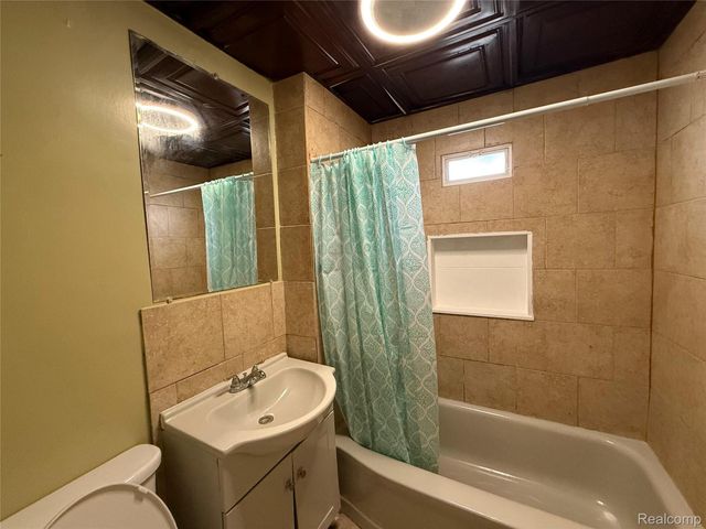 8209 Orchard Avenue, Warren, MI 48089