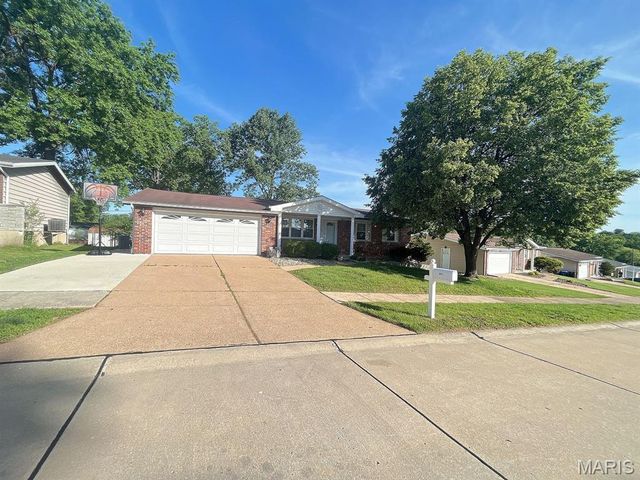 2632 Causeway Drive, St Louis, MO 63125