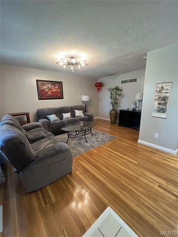 2632 Causeway Drive, St Louis, MO 63125