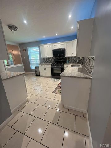 2632 Causeway Drive, St Louis, MO 63125