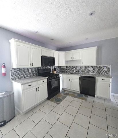 2632 Causeway Drive, St Louis, MO 63125