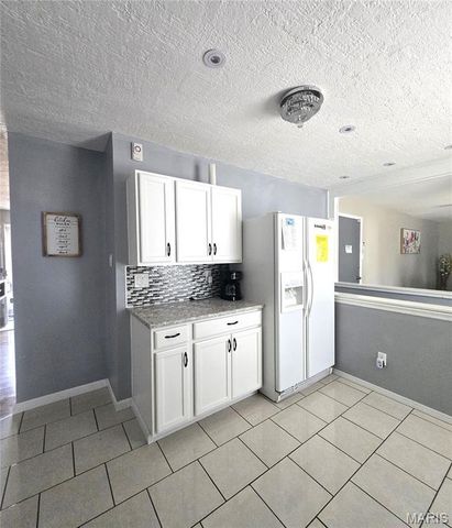 2632 Causeway Drive, St Louis, MO 63125