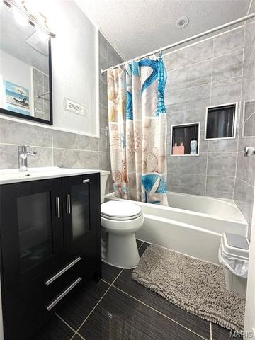 2632 Causeway Drive, St Louis, MO 63125