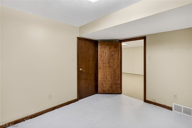 1097 Center Street E, Warren, OH 44481