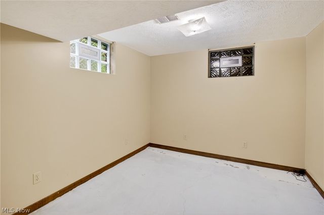 1097 Center Street E, Warren, OH 44481