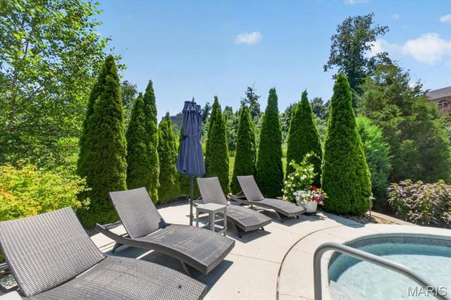 9818 Grandview Lake Court, Sunset Hills, MO 63127