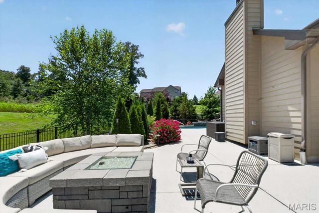 9818 Grandview Lake Court, Sunset Hills, MO 63127