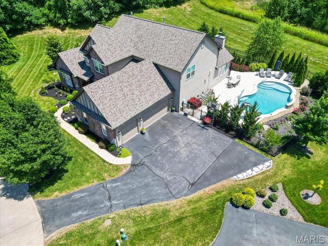 9818 Grandview Lake Court, Sunset Hills, MO 63127