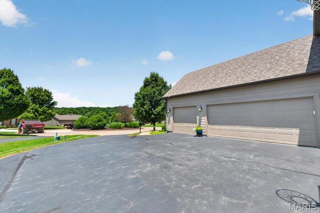 9818 Grandview Lake Court, Sunset Hills, MO 63127