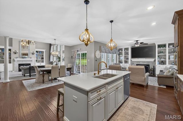 9818 Grandview Lake Court, Sunset Hills, MO 63127