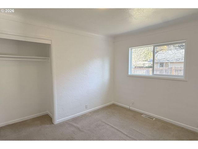 4733 E AMAZON Dr, Eugene, OR 97405