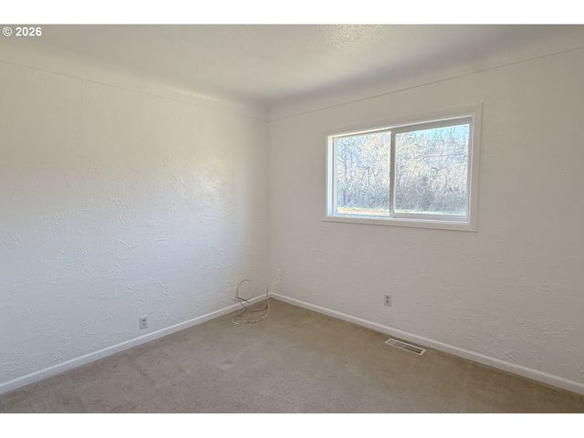 4733 E AMAZON Dr, Eugene, OR 97405