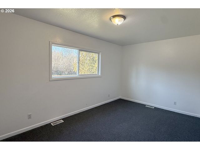 4733 E AMAZON Dr, Eugene, OR 97405