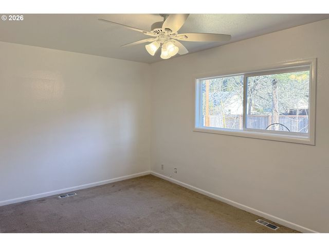 4733 E AMAZON Dr, Eugene, OR 97405