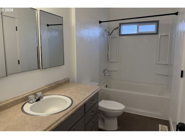 4733 E AMAZON Dr, Eugene, OR 97405