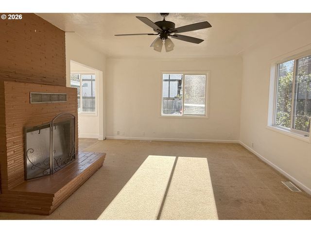 4733 E AMAZON Dr, Eugene, OR 97405