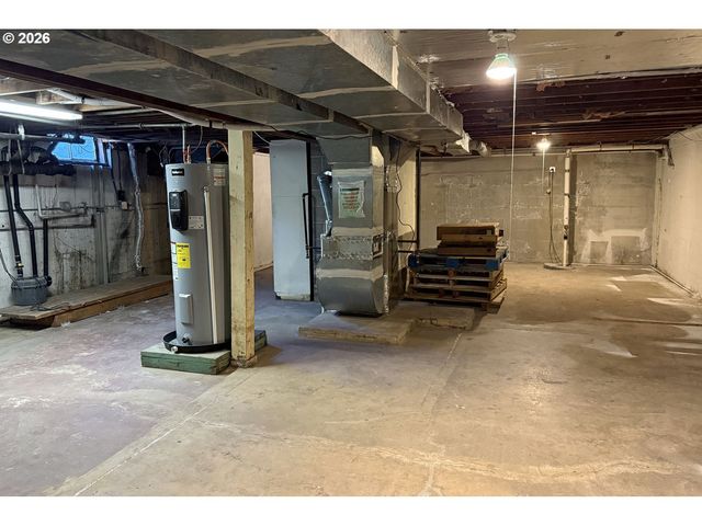 4733 E AMAZON Dr, Eugene, OR 97405