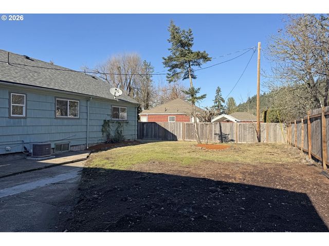 4733 E AMAZON Dr, Eugene, OR 97405