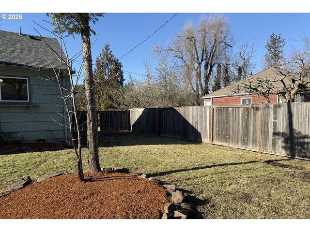 4733 E AMAZON Dr, Eugene, OR 97405