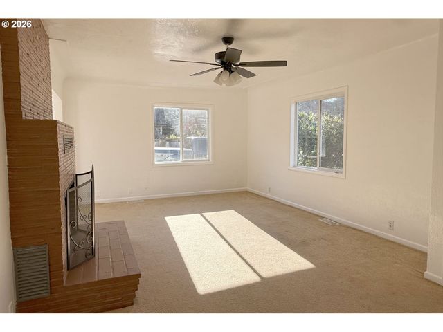 4733 E AMAZON Dr, Eugene, OR 97405