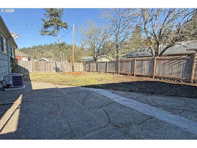 4733 E AMAZON Dr, Eugene, OR 97405