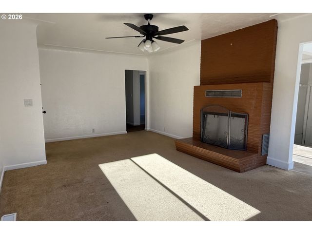 4733 E AMAZON Dr, Eugene, OR 97405