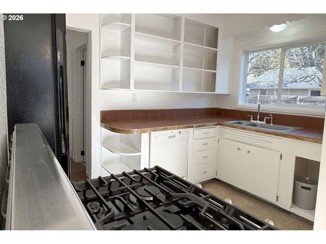 4733 E AMAZON Dr, Eugene, OR 97405