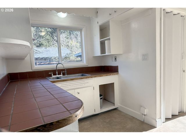 4733 E AMAZON Dr, Eugene, OR 97405