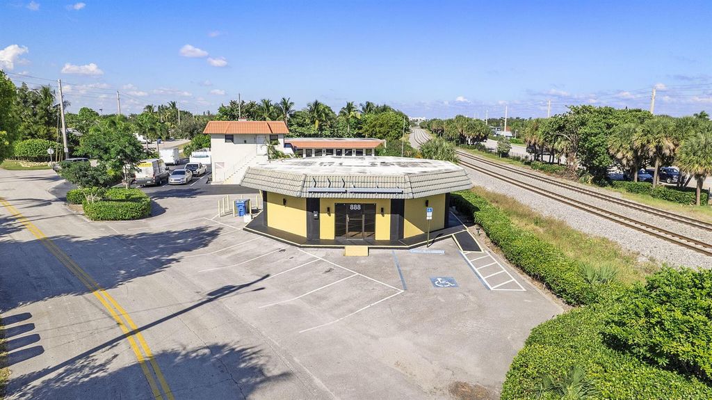 888 E Coast Avenue, Lantana, FL 33462