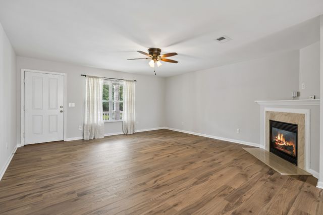 121 Cavalier Dr, Hendersonville, TN 37075