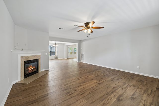 121 Cavalier Dr, Hendersonville, TN 37075