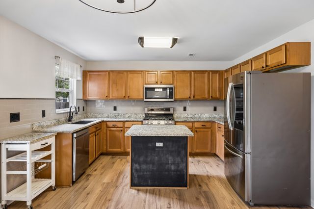 121 Cavalier Dr, Hendersonville, TN 37075