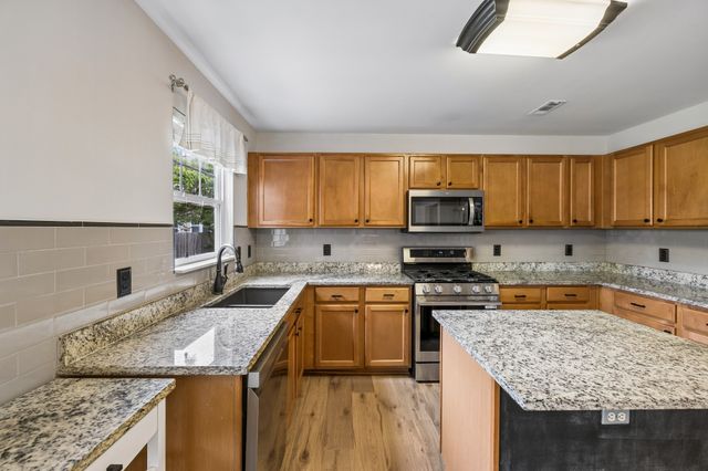 121 Cavalier Dr, Hendersonville, TN 37075