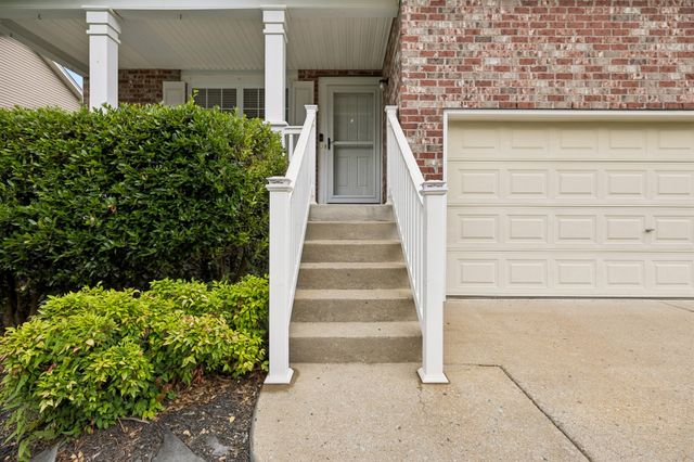 121 Cavalier Dr, Hendersonville, TN 37075
