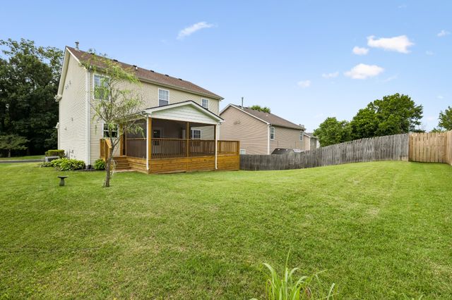 121 Cavalier Dr, Hendersonville, TN 37075