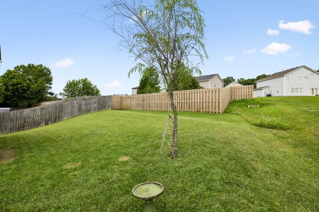 121 Cavalier Dr, Hendersonville, TN 37075