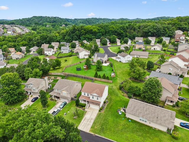 121 Cavalier Dr, Hendersonville, TN 37075