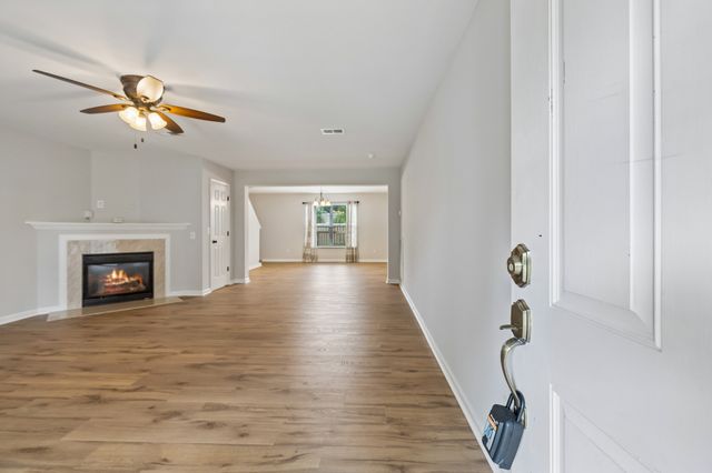 121 Cavalier Dr, Hendersonville, TN 37075