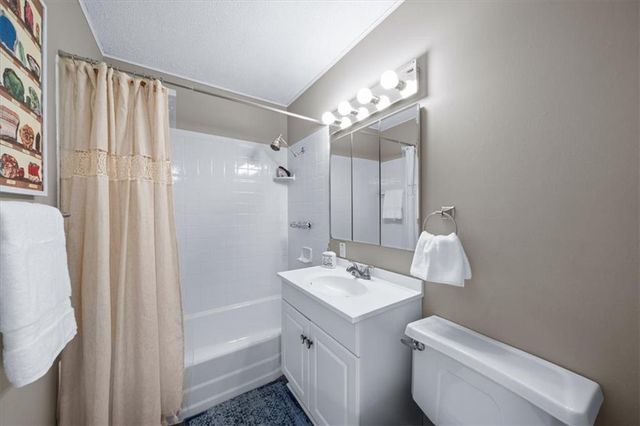 6940 MACKEY Street, Overland Park, KS 66204