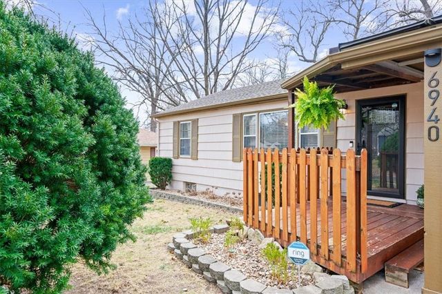 6940 MACKEY Street, Overland Park, KS 66204