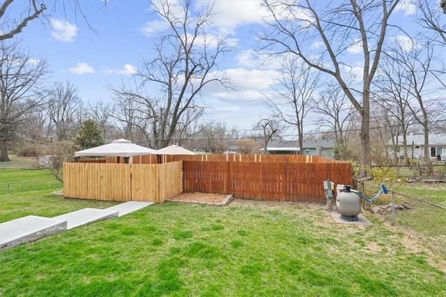 6940 MACKEY Street, Overland Park, KS 66204