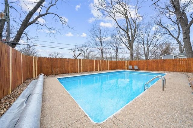 6940 MACKEY Street, Overland Park, KS 66204