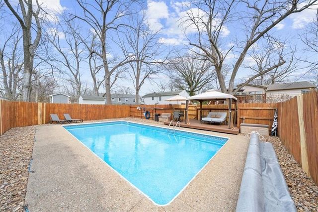 6940 MACKEY Street, Overland Park, KS 66204