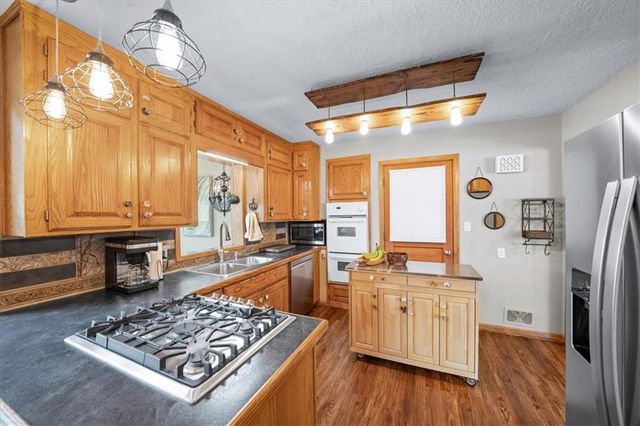 6940 MACKEY Street, Overland Park, KS 66204