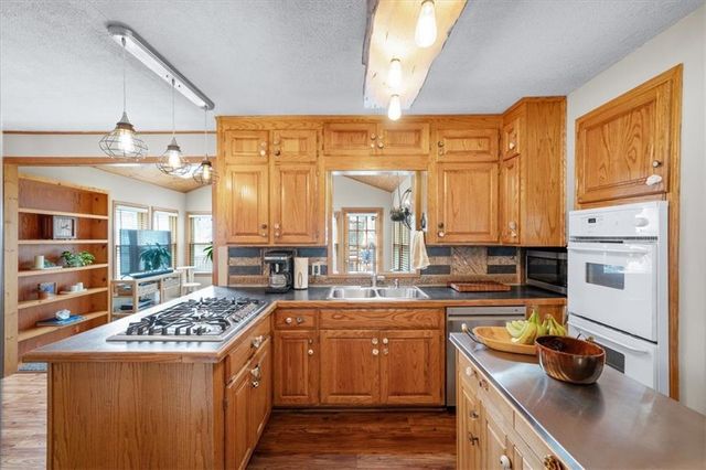 6940 MACKEY Street, Overland Park, KS 66204