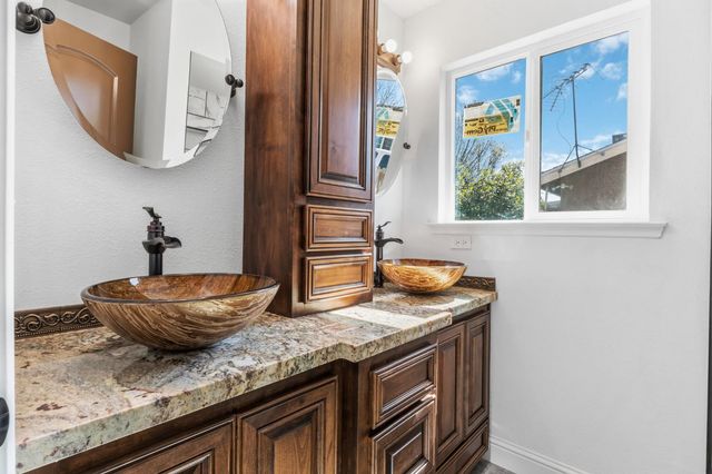 1542 N Lemoore Avenue, Lemoore, CA 93245